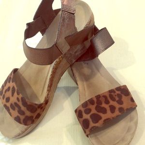 Pierre Dumas leopard wedge 8 1/2